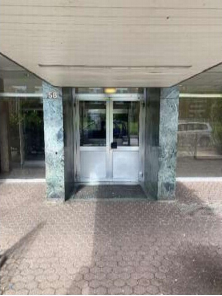 Eingangsbereich der Eigentumswohnung Ottostraße 58 in Duisburg mit Glastüren und Marmorsäulen unter einem Vordach