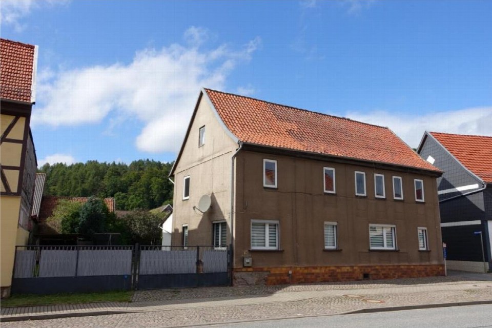 Zweistöckiges Gebäude mit rotem Ziegeldach und brauner Fassade, Ansicht von vorne, Harzstraße 5, 99768 Harztor