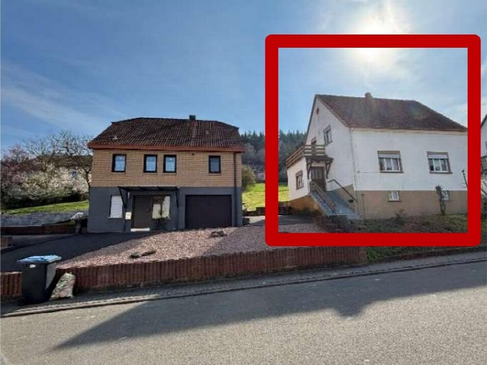 Einfamilienhaus in Rammelsbach, Kandelbrunnenstr. 55, mit Sicht auf Vorderfassade, Eingang, Garage und Vorgarten unter klarem Himmel