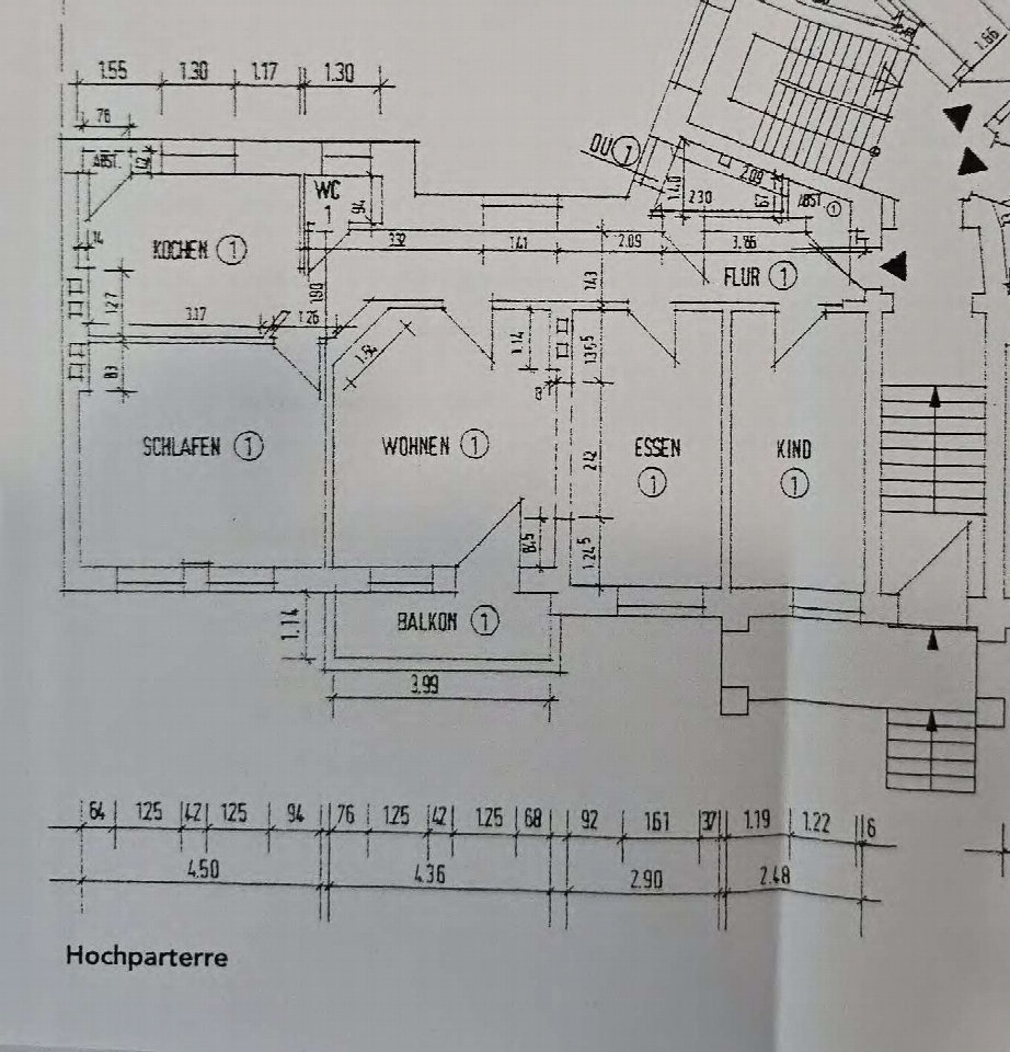 Grundriss der Hochparterre-Ebene mit Wohn-, Schlaf-, Küchen- und Badezimmer sowie Balkon und Flur, mit Maßangaben und Raumbezeichnungen