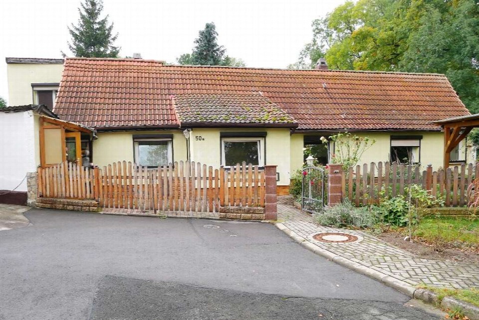 Einfamilienhaus mit Satteldach und Holzzaun, Hausnummer 50a, Bad Langensalza, Vorderansicht