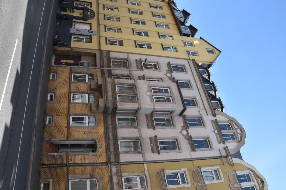 Fassade eines mehrstöckigen Gebäudes an der Trockentalstraße 84 in Plauen mit gelben und beigen Fassadenteilen und zahlreichen Fenstern
