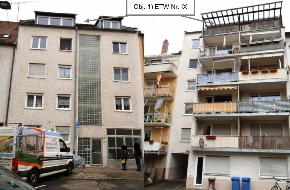 Außenansicht eines Mehrfamilienhauses mit Eingang, Fenstern und Balkonen in Bamberg, Gönnerstr. 22