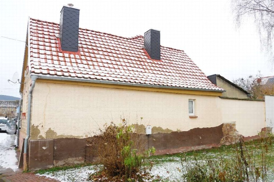 Seitenansicht eines Einfamilienhauses mit Ziegeldach, zwei Schornsteinen und verwitterter Fassade in Bad Frankenhausen, Seegaer Straße 8