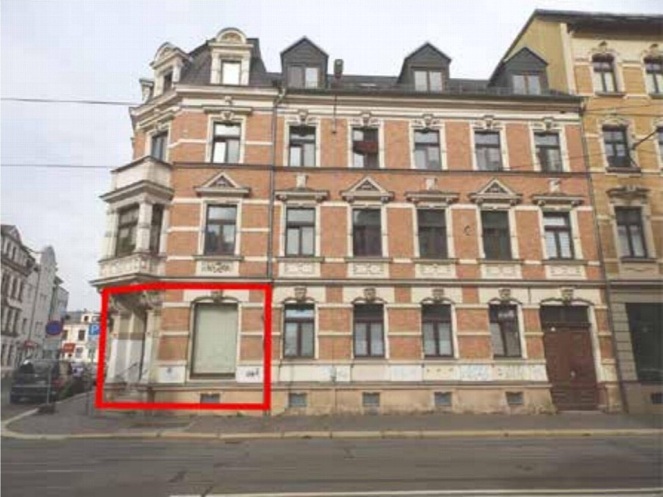 Fassade eines mehrstöckigen Backsteinhauses an der Ecke Leipziger Straße 37 in Zwickau mit Fenstern, Erkern und Eingangsbereich