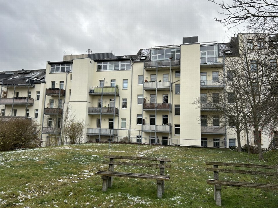 Vorderansicht eines mehrstöckigen Wohnhauses mit Balkonen und Grünfläche im Vordergrund in Chemnitz, Tannenstraße 4