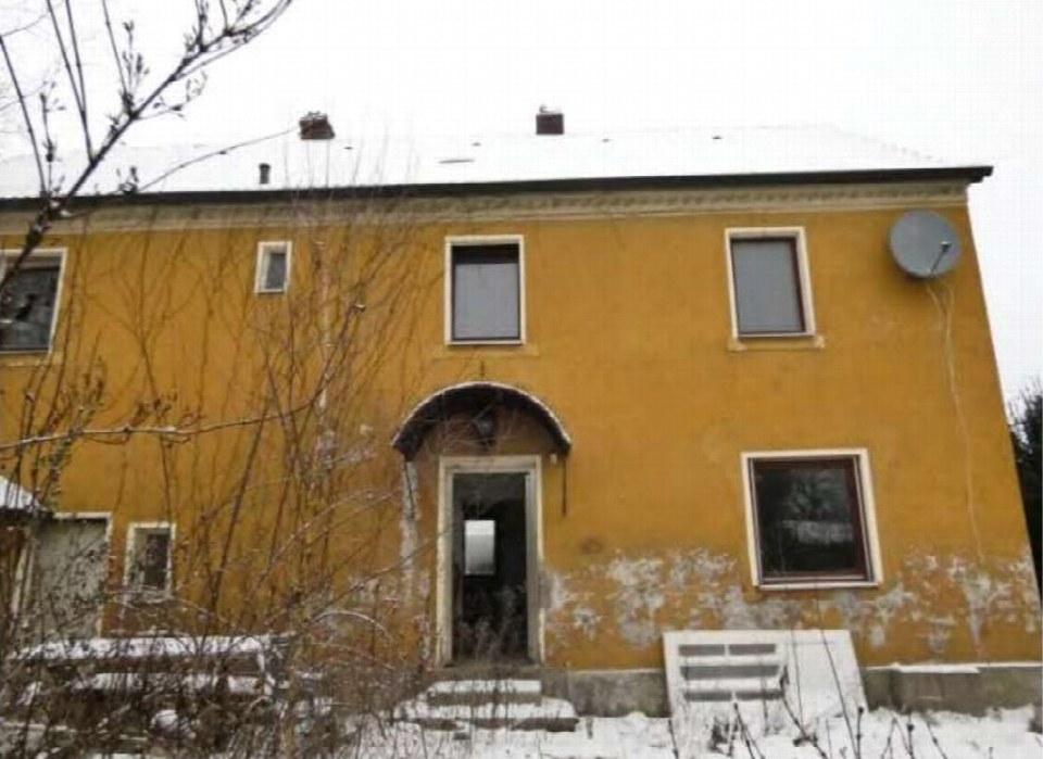 Gelbes zweistöckiges Gebäude mit Eingang, Fenstern und Schnee im Vordergrund, Lamplmühlstr. 23, Püchersreuth