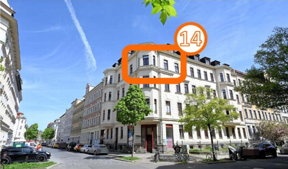 Fassade eines mehrstöckigen Wohnhauses in Leipzig-Reudnitz, Kippenbergstr. 8a, mit markierter Ecke und Fenstern unter blauem Himmel