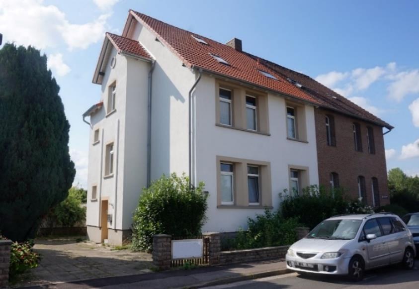 Fassade eines mehrstöckigen Wohnhauses mit rotem Ziegeldach, Fenstern und Eingangsbereich an der Bergmannstr. 9 in Ronnenberg