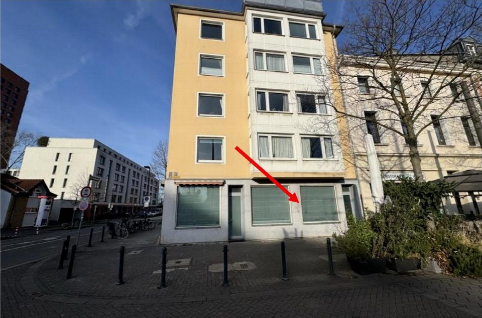 Außenansicht vorne eines Wohn- und Geschäftshauses in Düsseldorf, Fürstenwall 30 A, mit gelb-weißer Fassade und Erdgeschossfenstern