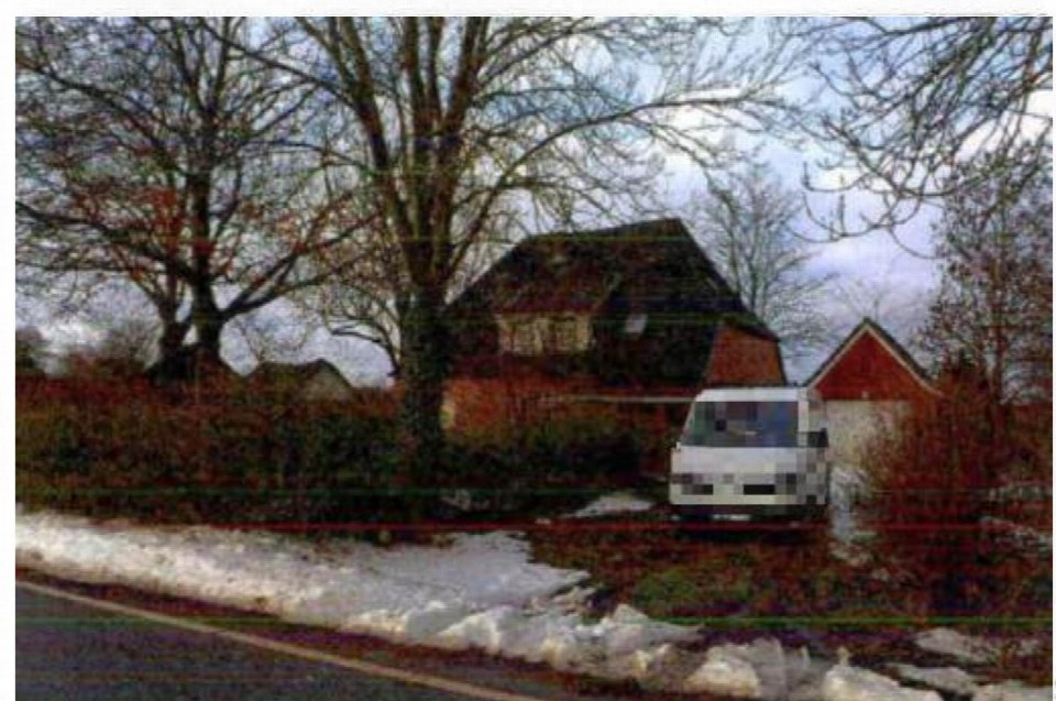 Vorderansicht eines Hauses in Dammfleth, Klein Kampen 6, mit kahlen Bäumen und Schneeresten im Vorgarten sowie einem weißen Van vor dem Gebäude