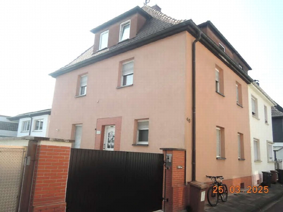 Einfamilienhaus in Ludwigshafen-Oppau, Gabelsbergerstraße 46, mit rosafarbener Fassade, Dachgauben und Eingangstür im Erdgeschoss