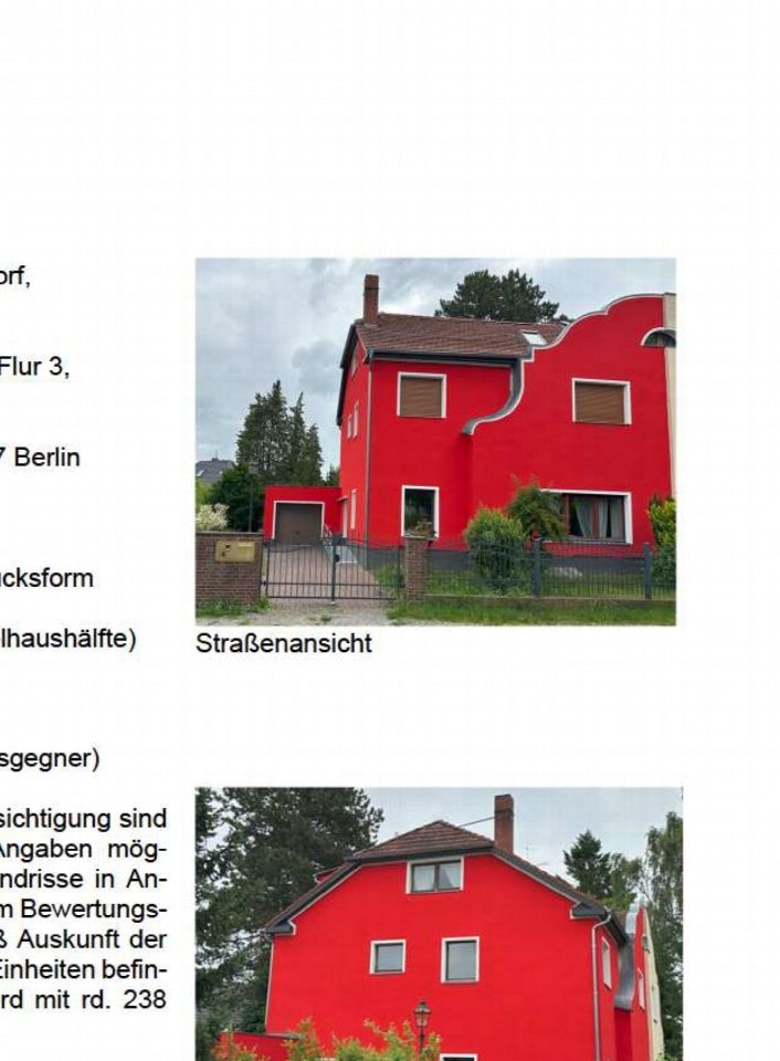 Rotes Zweifamilienhaus in Berlin, Straßenansicht und Rückseite