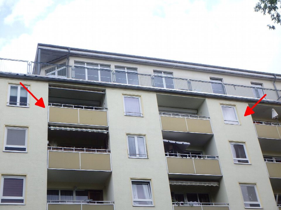 Fassade eines mehrgeschossigen Wohngebäudes mit Balkonen und Fenstern