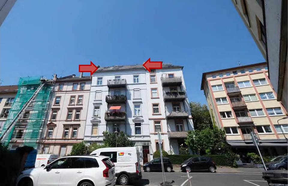 Fassade eines Mehrfamilienhauses in Frankfurt am Main, Luisenstraße 43, mit Balkonen und Dachbereich unter klarem Himmel