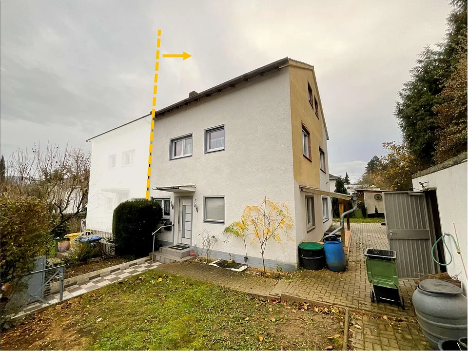 Seitenansicht eines zweistöckigen Reihenhausanteils mit weißer Fassade, Fenstern und angrenzendem Gartenbereich in Bonn, Levyweg 3