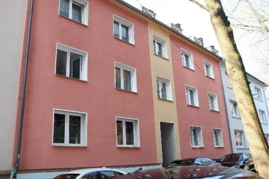 Fassade eines Mehrfamilienhauses in der Charlottenstraße 85, Wuppertal, mit mehreren Fenstern und Eingangsbereich