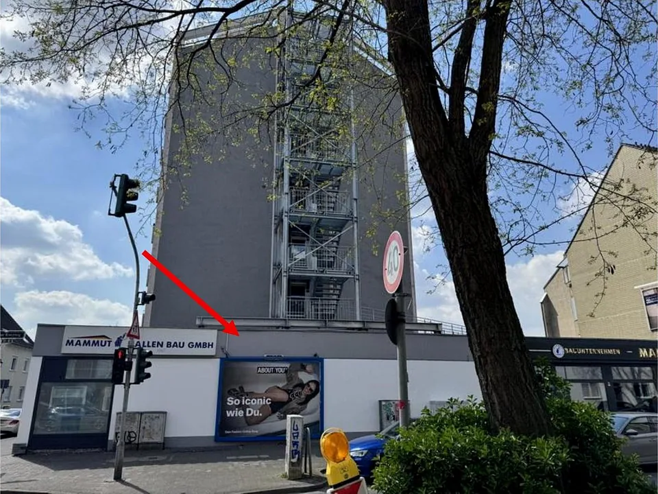 Fassade eines mehrstöckigen Gewerbeobjekts mit Schildern und Straßenansicht in Düsseldorf, Wattenscheider Straße 2