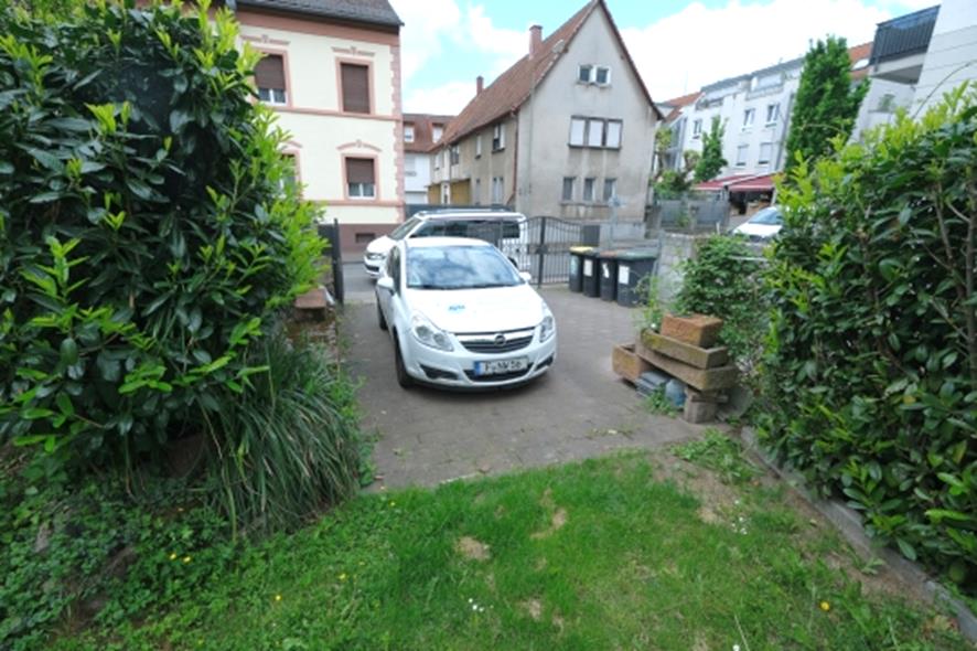 Garage/Stellplatz — Einfamilienhaus in Frankfurt am Main, Graebe Straße 12