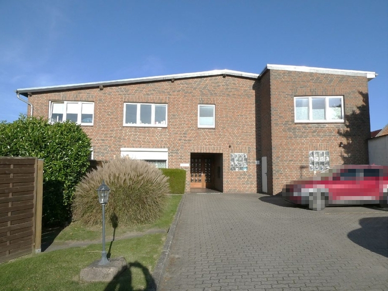Einfamilienhaus aus Backstein mit Eingangsbereich, gepflastertem Vorplatz und Grünanlage; Bundesstraße 10, 23881 Breitenfelde