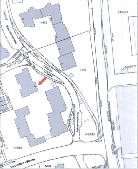 Kadastralkarte von Landshut, 84028, Maximilianstraße 22, mit markierter Garage. Flurstück 1439/24, roter Pfeil zeigt auf Objekt. Umgebung mit benachbarten Grundstücken und Straßen