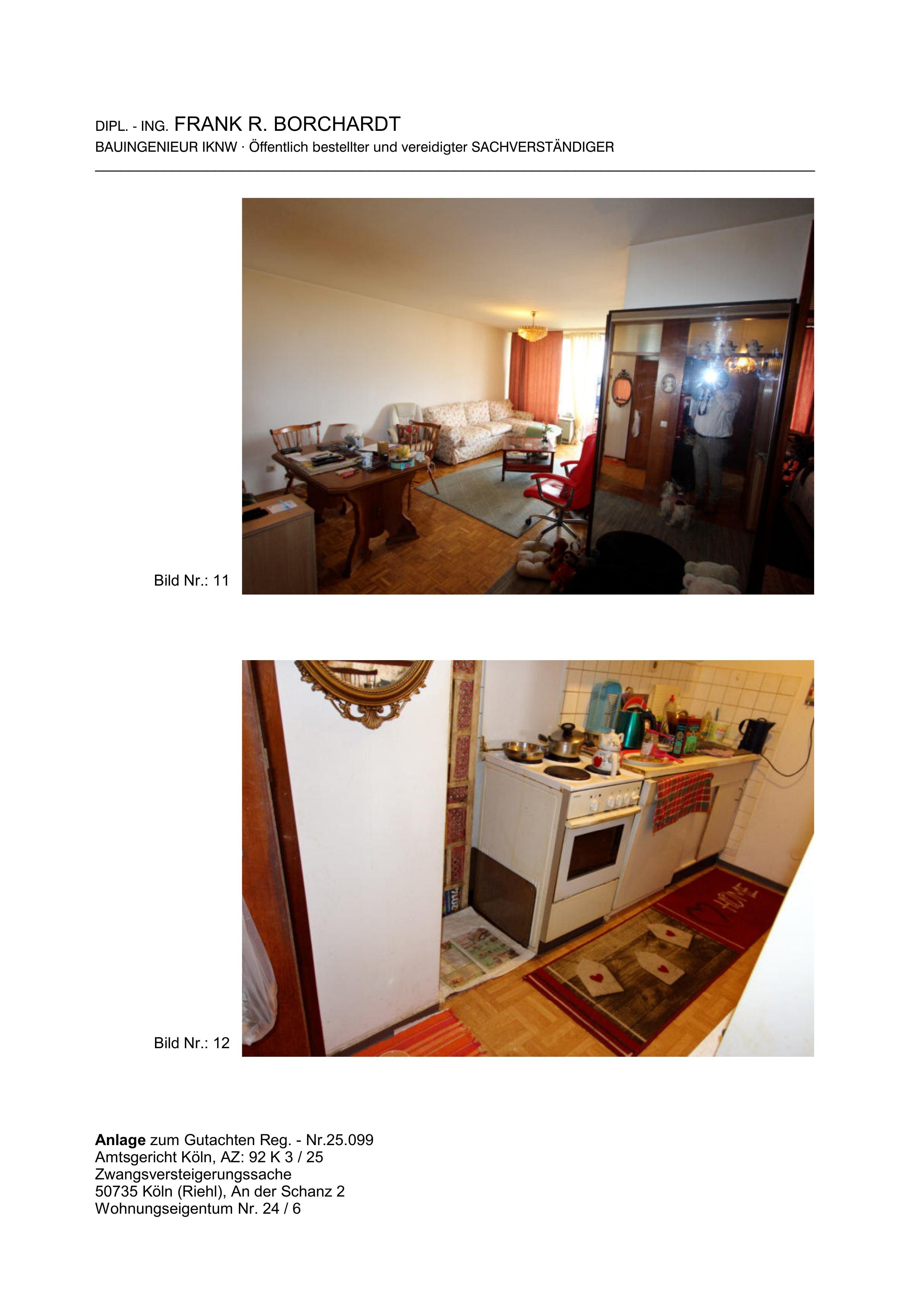 Wohnzimmer mit Sofa, Esstisch und Stühlen, Holzboden, Spiegelwand und Küchenbereich mit Herd, Arbeitsplatte und Fliesenwand; Eigentumswohnung in Köln, An der Schanz 2