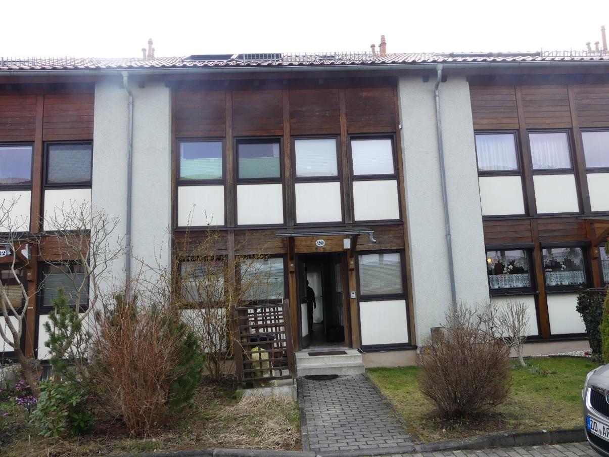 Eingangsbereich eines Reihenhauses mit Holzfassade, Eingangstür, Stufen und Vorgarten. Hausnummer 201, Dresden, Am alten Elbarm