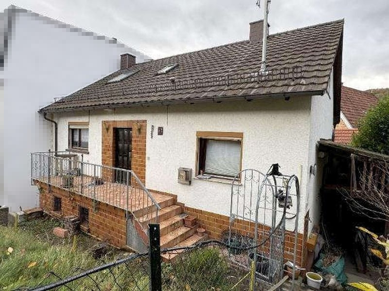 Einfamilienhaus in Heidelberg-Ziegelhausen, Hirtenaue 7/2, mit weißer Fassade, braunem Ziegeldach, Terrasse mit Metallgeländer und Eingangstreppe aus Ziegelsteinen