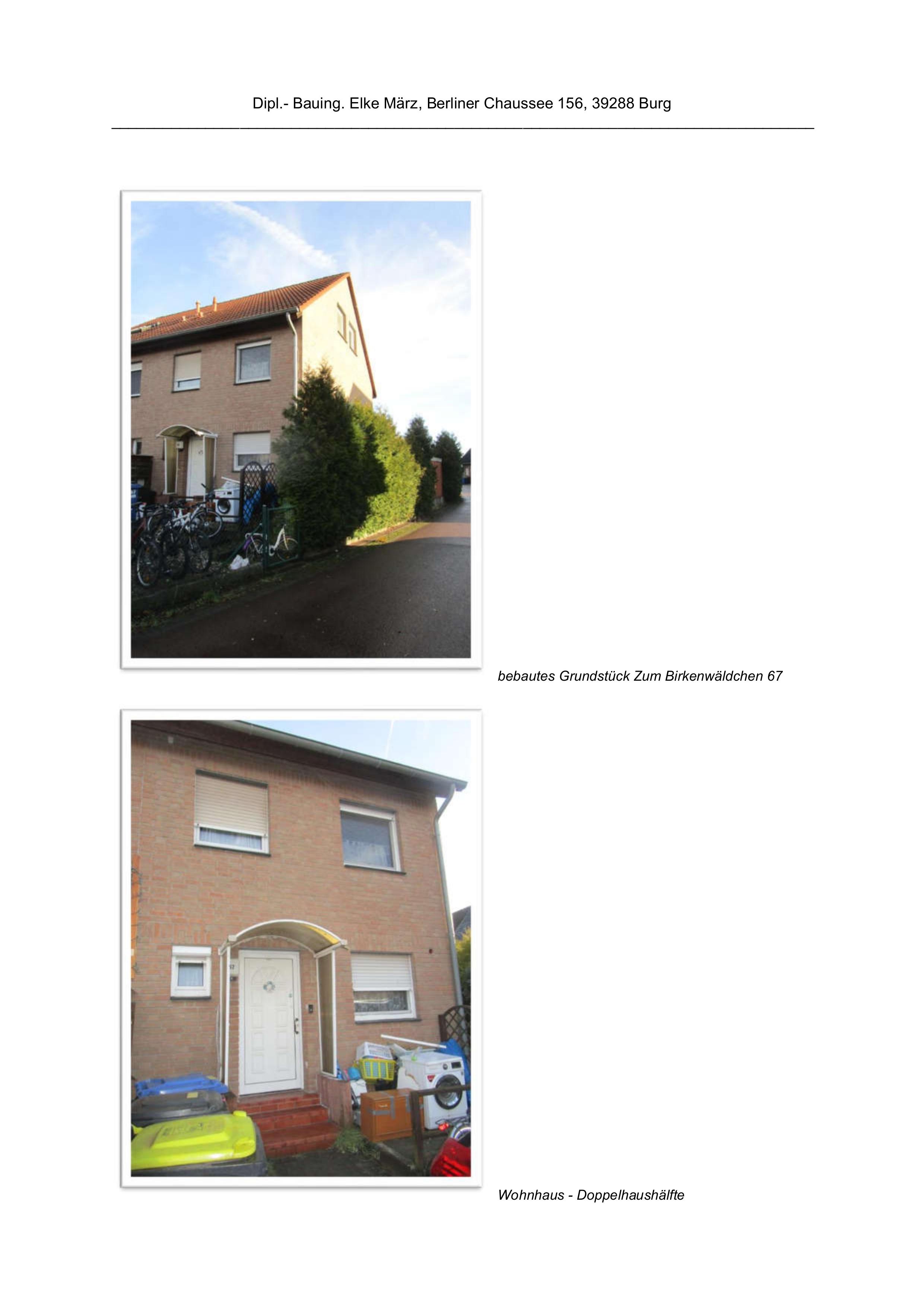 Zweigeschossiges Wohnhaus, Doppelhaushälfte aus Backstein mit Eingangstür, Fenstern und angrenzendem Grundstück. Im Vordergrund Fahrräder, Gartengeräte und Haushaltsgegenstände