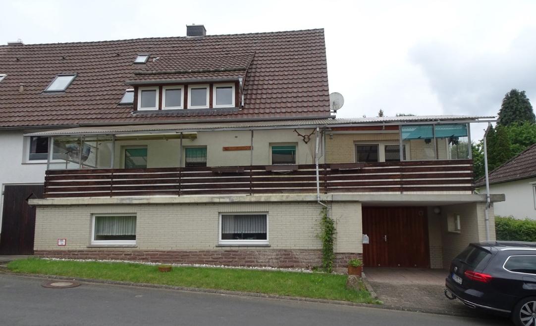 Zweistöckiges Wohnhaus mit braunem Ziegeldach, Balkon und Einfahrt, Buchenbergstraße 20A, 37170 Uslar