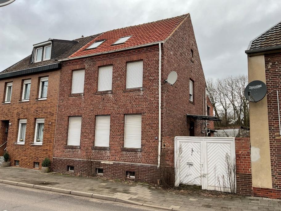 Zweigeschossiges Backsteinhaus mit rotem Ziegeldach, weißen Fensterläden und Satellitenschüssel, Feldstraße 76, Heinsberg