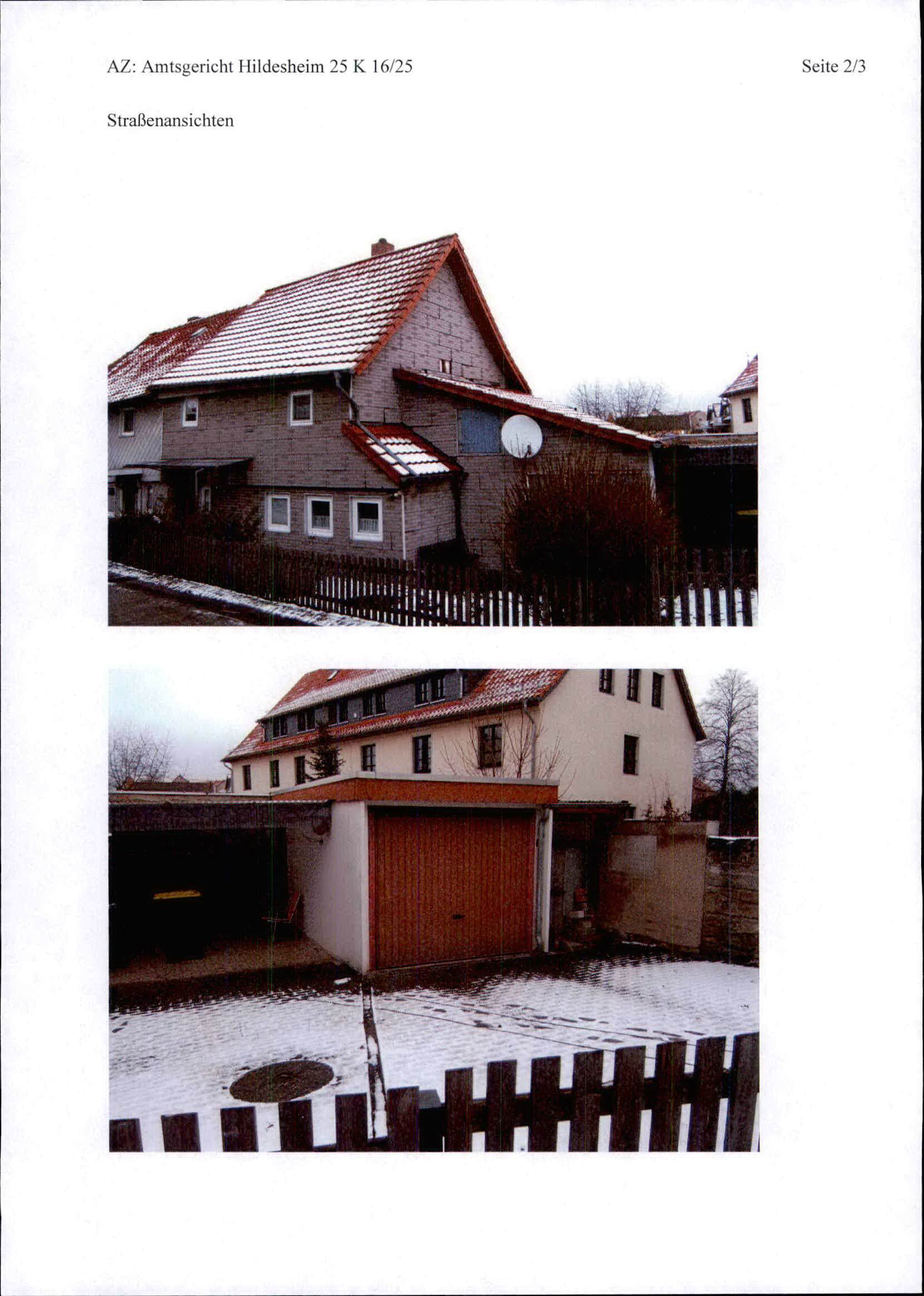 Einfamilienhaus in Bockenem, Am Kraila 13, mit Satteldach, Holzfassade und Schneedecke. Vorderansicht mit Holzzaun und Nebengebäude mit Garagenanbau