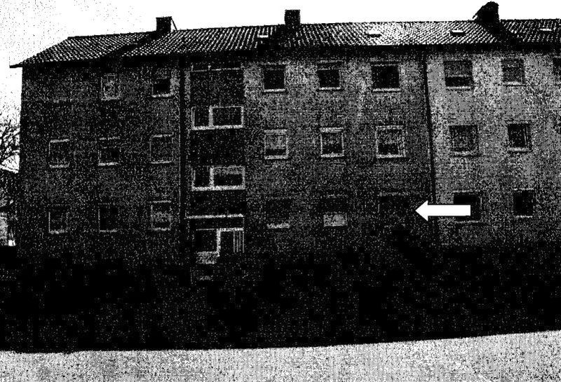 Mehrfamilienhaus in Crailsheim, Shaung SE 2, 74584, mit Pfeil auf Fenster im Erdgeschoss, Schwarz-Weiß-Aufnahme