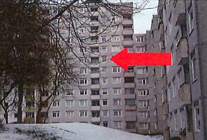Mehrfamilienhaus in Kiel-Mettenhof, Helsinkistraße 10, mit rotem Pfeil auf Wohnungsebene, verschneiter Vorgarten, kahle Bäume