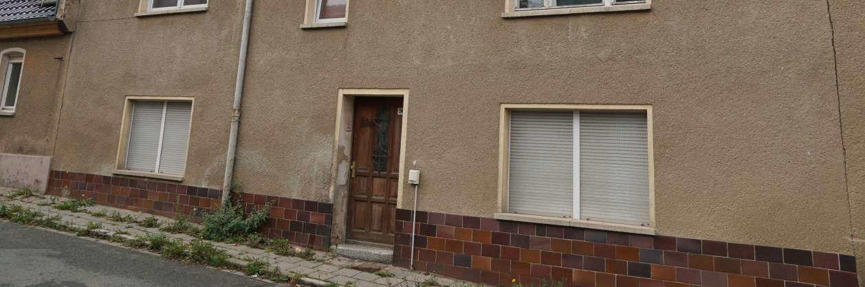 Eingangsbereich eines Einfamilienhauses mit Holztür, Fenstern und Ziegelverblendung am Sockel, Ascherslebener Straße 10, Arnstein