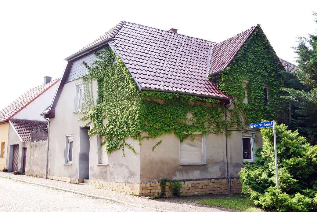 Einfamilienhaus mit Ziegeldach und Efeubewuchs an der Fassade, Straße der Jugend 1, Großrudestedt
