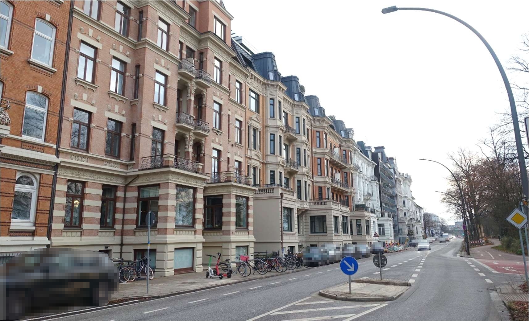 Fassade eines mehrstöckigen Wohnhauses in Hamburg-Uhlenhorst, Schwanenwik 34, mit Balkonen und Fenstern entlang einer Straße