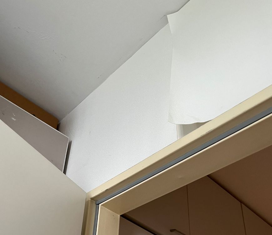 Innenansicht eines Raumes mit Decke, Wand und Türsturz, Teil einer Garage in Koblenz
