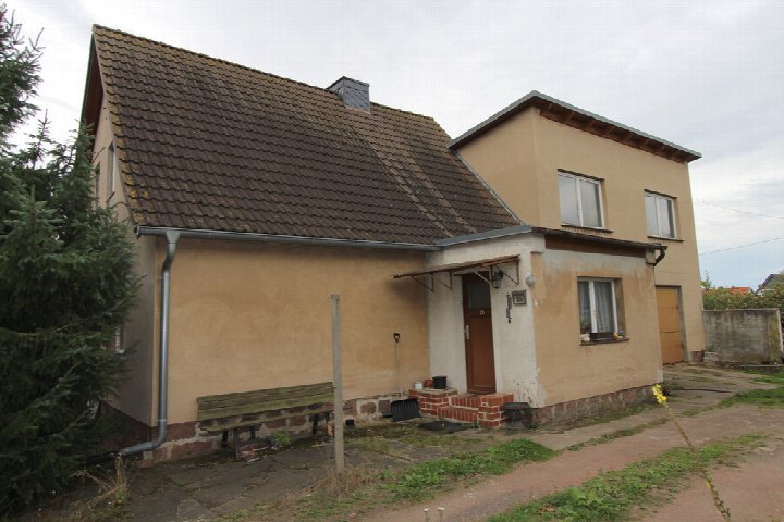 Außenansicht vorne — Einfamilienhaus in Südliches Anhalt, Müntzer-Ring 25