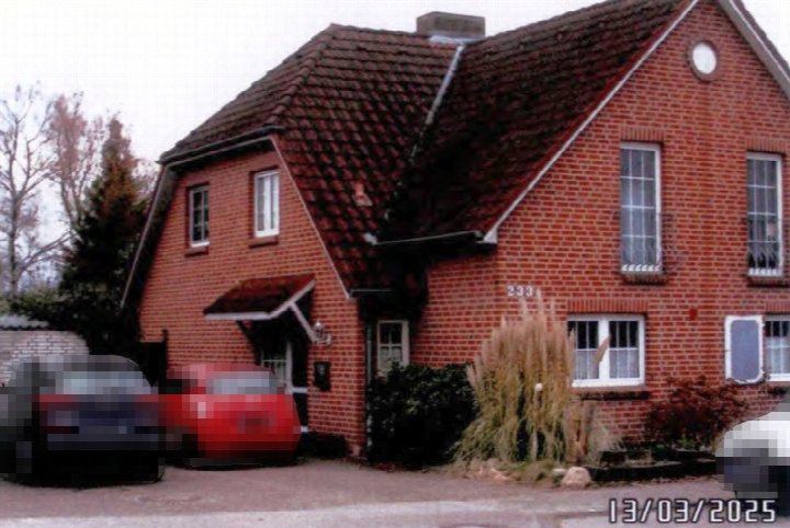 Vorderansicht einer Doppelhaushälfte aus Backstein mit Satteldach, Dachgauben und Fenstern, Adresse Dornbreite 233a, Lübeck-St. Lorenz Nord