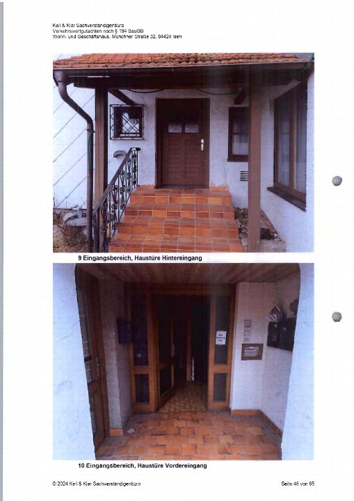 Eingangsbereich mit Haustür und Treppenstufen aus Terrakottafliesen, Münchner Straße 32, 84424 Ise. Hintereingang mit Holzveranda und Fenstern