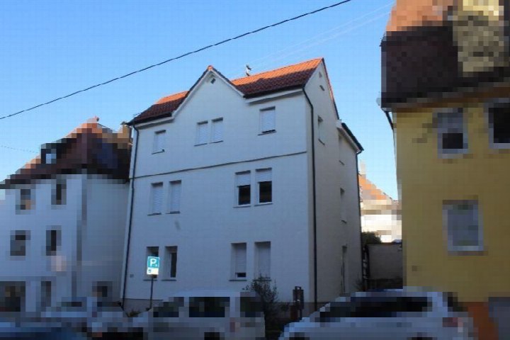 Zweifamilienhaus in Esslingen, Hindenburgstraße 121, mit weißer Fassade und rotem Satteldach, geparkte Fahrzeuge vor dem Gebäude