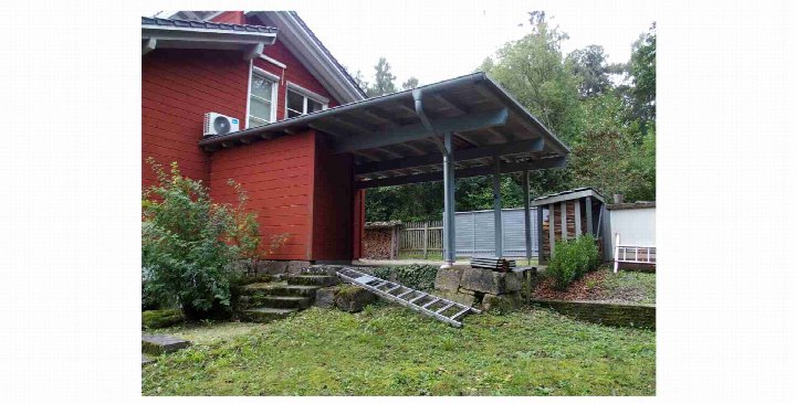Gartenbereich mit rotem Holzhaus, Metallcarport, Grasfläche, Steinstufen und Gartengeräten; Ansicht von Heuchelheimer Straße 14, 61348 Bad Homburg