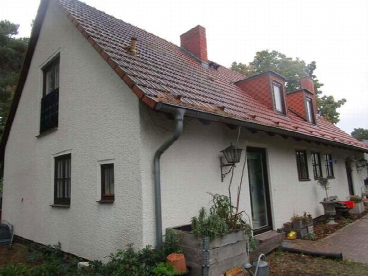 Einfamilienhaus in Potsdam, Hauptstraße 43, mit weiß verputzter Fassade, rotem Ziegeldach, Dachgauben und Eingangsbereich mit Pflanzenkästen
