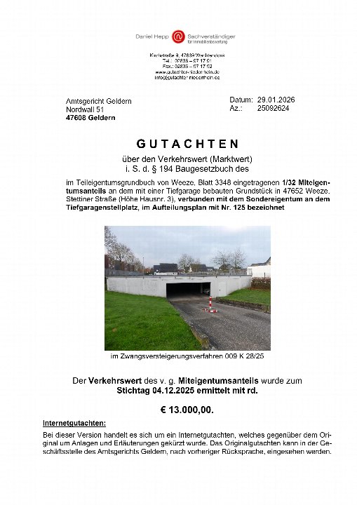 Eingang zu einer Tiefgarage mit Betonmauern, Grünfläche und einem rot-weißen Verkehrskegel; Teil eines Zwangsversteigerungsverfahrens für einen Kfz-Stellplatz in Weeze