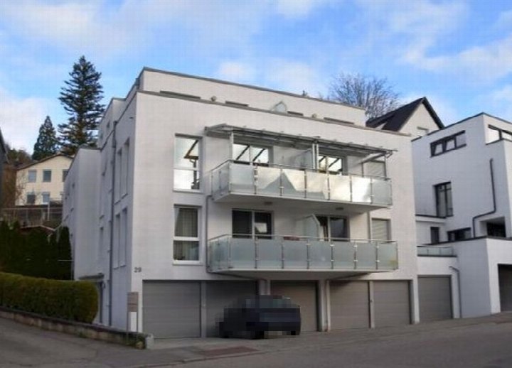 Fassade einer modernen Eigentumswohnung in Leonberg, Seestraße 29, mit Glasbalkonen und Garagen im Erdgeschoss