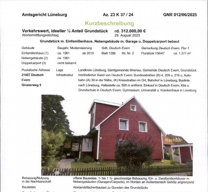 Einfamilienhaus in Deutsch Evern, Ginsterweg 5, mit Nebengebäude und Doppelcarport, rote Holzfassade, umgeben von Grünanlagen und Zaun