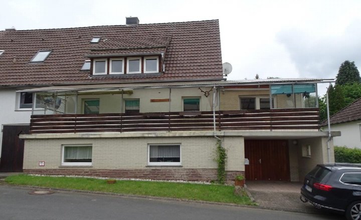 Zweistöckiges Wohnhaus mit braunem Ziegeldach, Balkon und Einfahrt, Buchenbergstraße 20A, 37170 Uslar