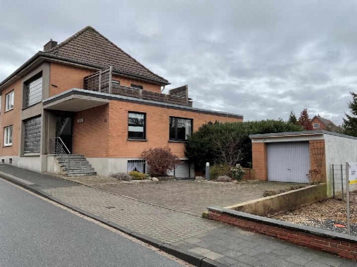 Einfamilienhaus mit Satteldach und Terrasse, Eingang mit Stufen, Nebengebäude mit Garagentür, gepflasterter Vorgarten, Schulstraße 26, 41849 Wassenberg