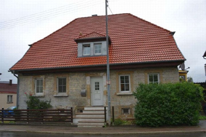 Einfamilienhaus mit rotem Ziegeldach und Steinmauerwerk, Kaiserstraße 8, Blaufelden, 74572, abbruchreif